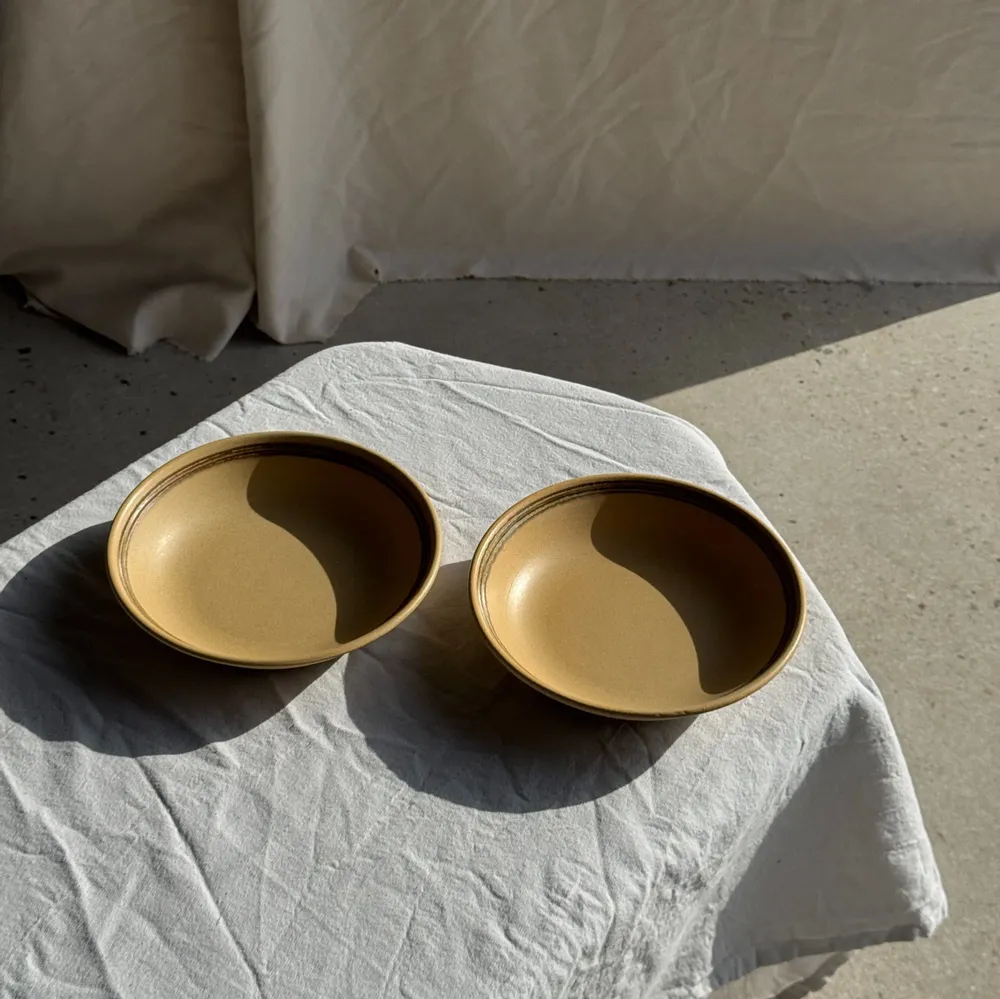 Assiettes au quotidien - Lot de 2 assiettes creuses en grès liseré brun et marron D21,5 - OFFICE OBJETS