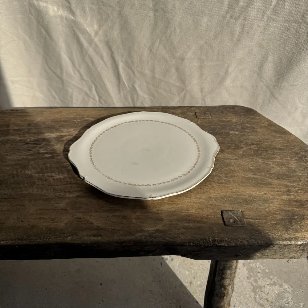 Plats et saladiers - Grand plat à tarte en faïence de Gien Quimper liseré doré D35 - OFFICE OBJETS