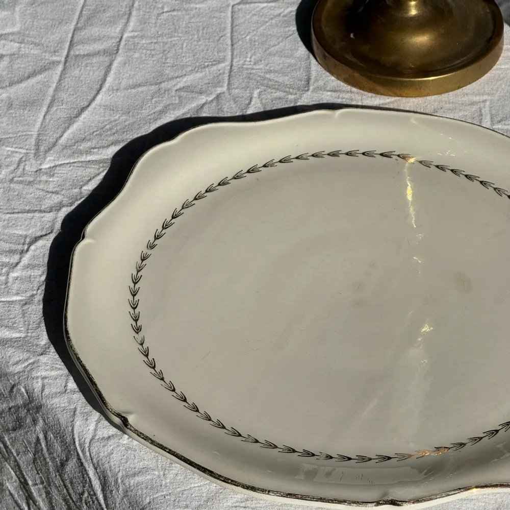 Plats et saladiers - Grand plat à tarte en faïence de Gien Quimper liseré doré D35 - OFFICE OBJETS