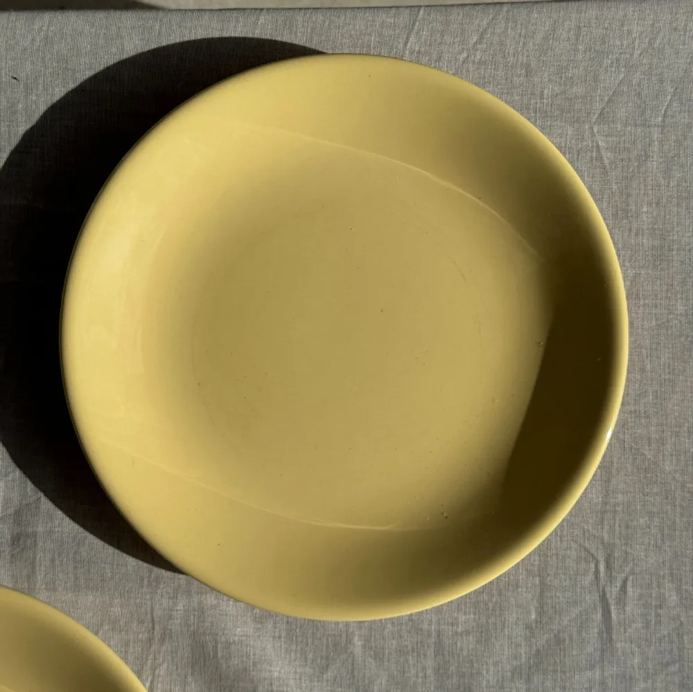 Everyday plates - Set of 2 large yellow plates without brand D25.5 - OFFICE OBJETS
