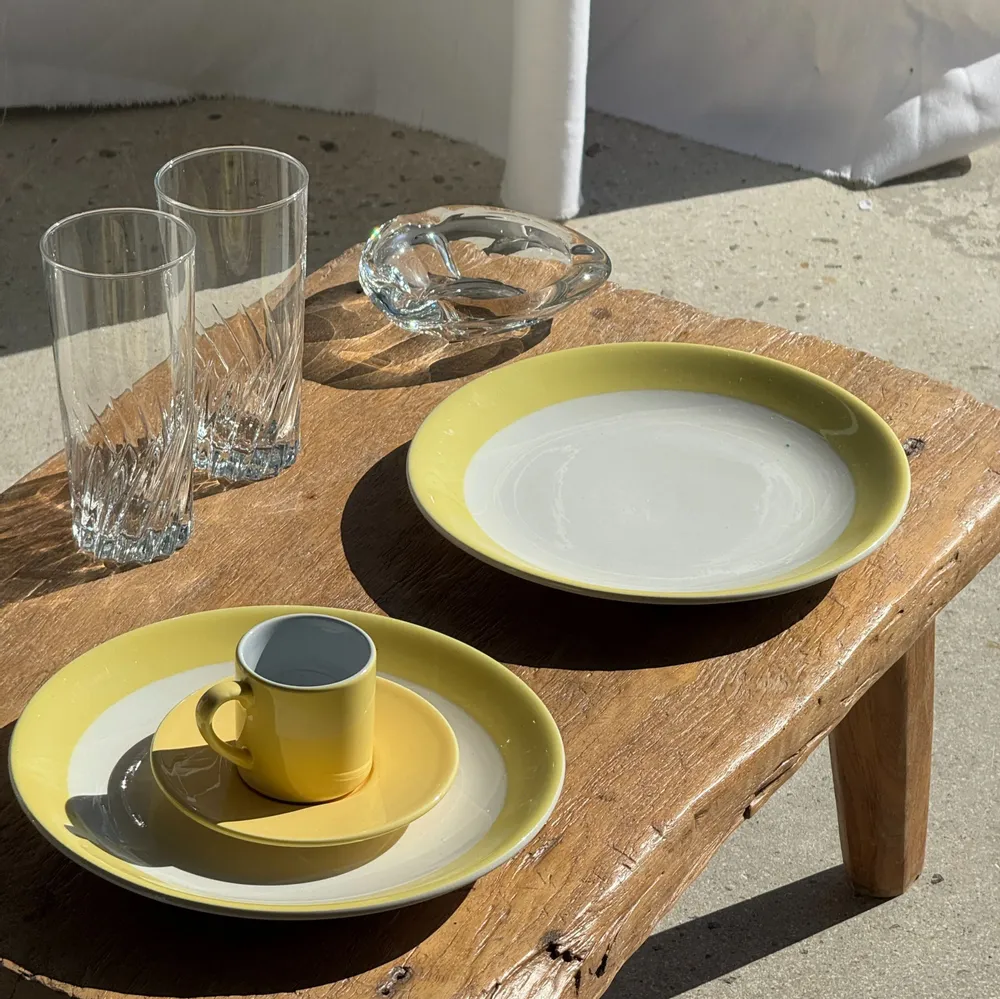 Everyday plates - Set of 2 large plates with yellow border, brand 12 - OFFICE OBJETS