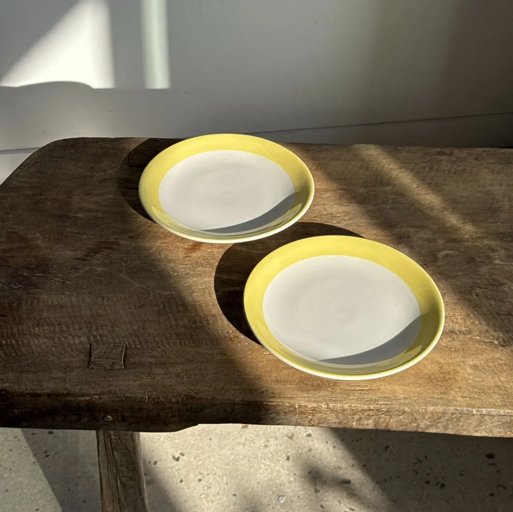Everyday plates - Set of 2 large plates with yellow border, brand 12 - OFFICE OBJETS