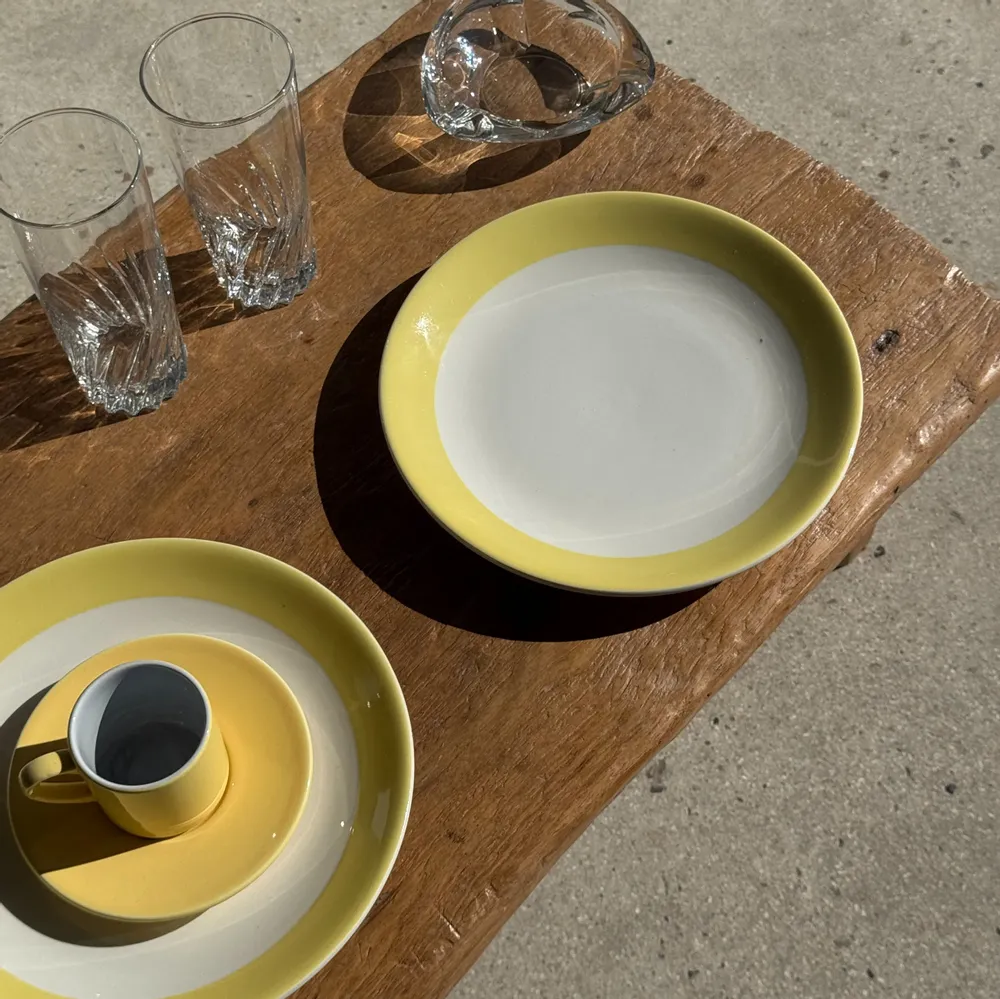 Everyday plates - Set of 2 large plates with yellow border, brand 12 - OFFICE OBJETS