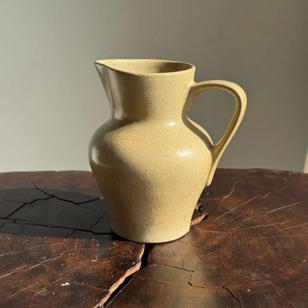 Carafes - Petit pichet en grès beige H14 L15 - OFFICE OBJETS