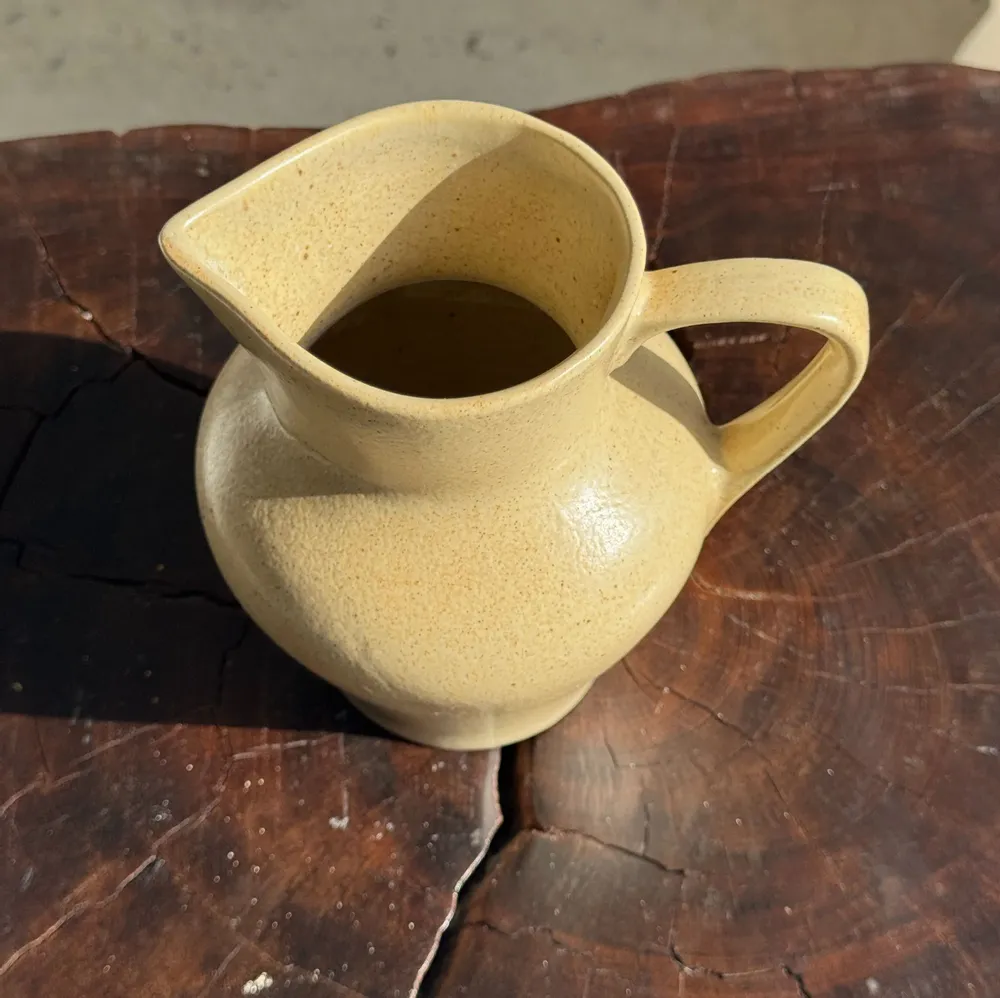 Carafes - Petit pichet en grès beige H14 L15 - OFFICE OBJETS