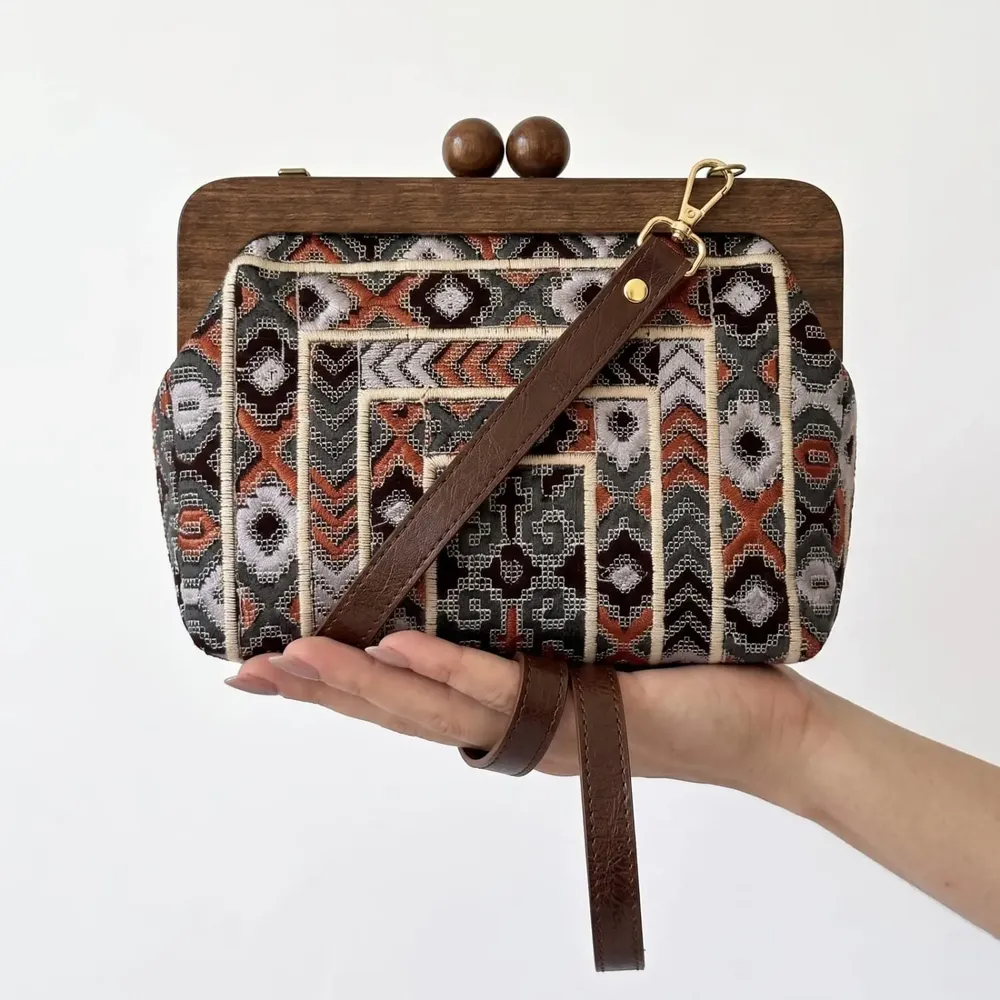 Sacs et cabas - Sac brodé baloutche terracotta et gris avec cadre en bois de noyer - DASTHAA