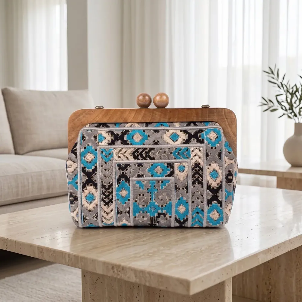 Sacs et cabas - Sac brodé baloutche turquoise et gris argenté avec cadre noyer - DASTHAA