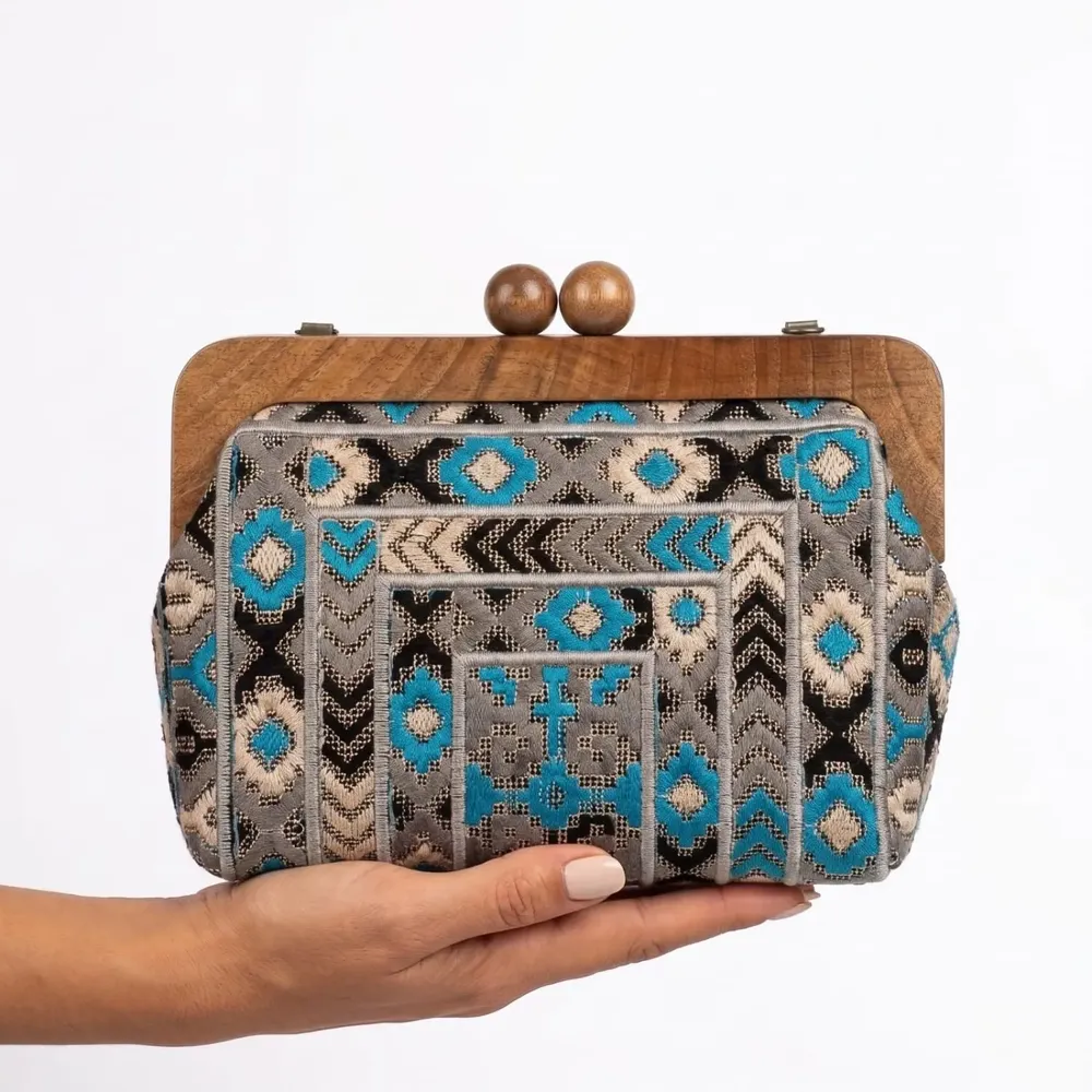 Sacs et cabas - Sac brodé baloutche turquoise et gris argenté avec cadre noyer - DASTHAA