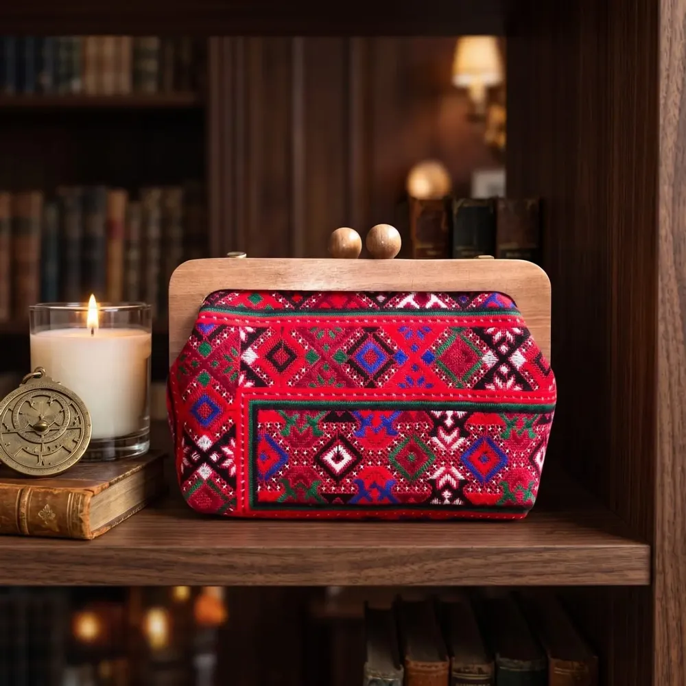 Sacs et cabas - Sac brodé baloutche rouge rubis et vert émeraude avec cadre noyer - DASTHAA