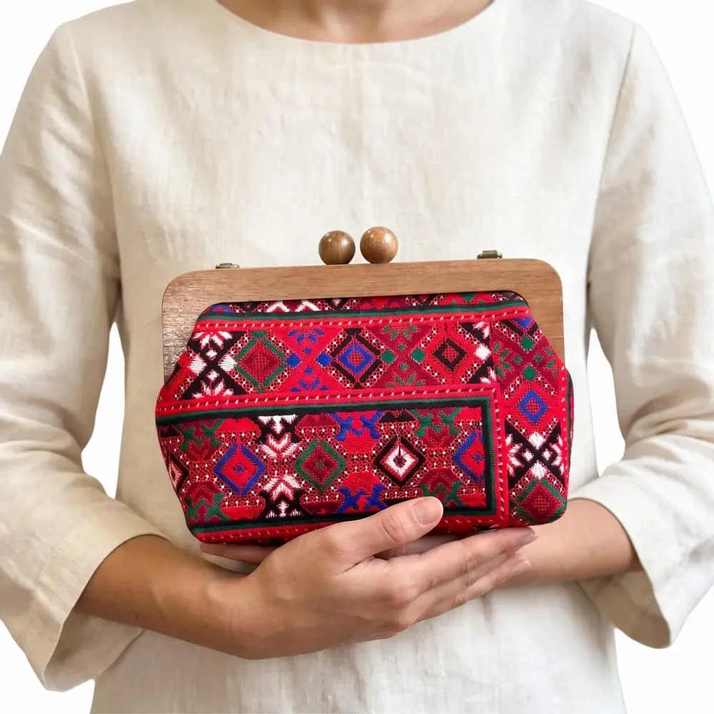 Sacs et cabas - Sac brodé baloutche rouge rubis et vert émeraude avec cadre noyer - DASTHAA