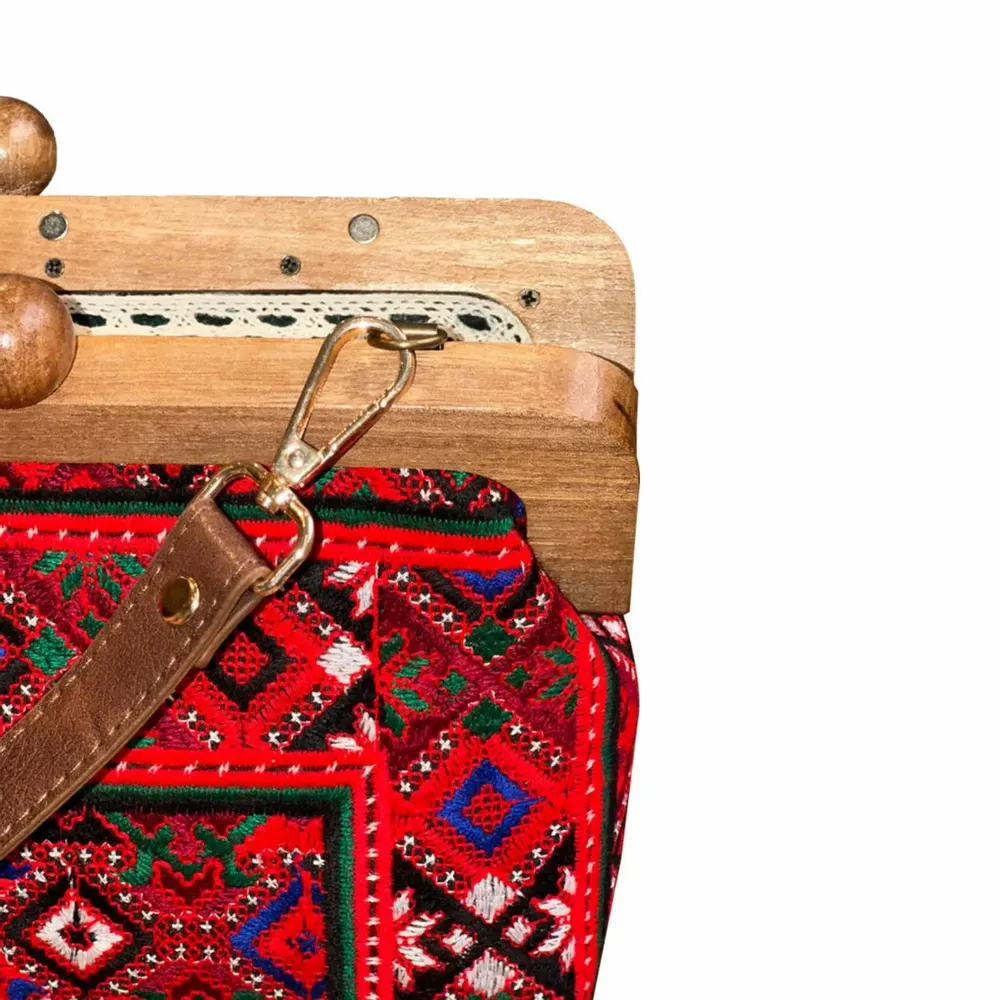 Sacs et cabas - Sac brodé baloutche rouge rubis et vert émeraude avec cadre noyer - DASTHAA