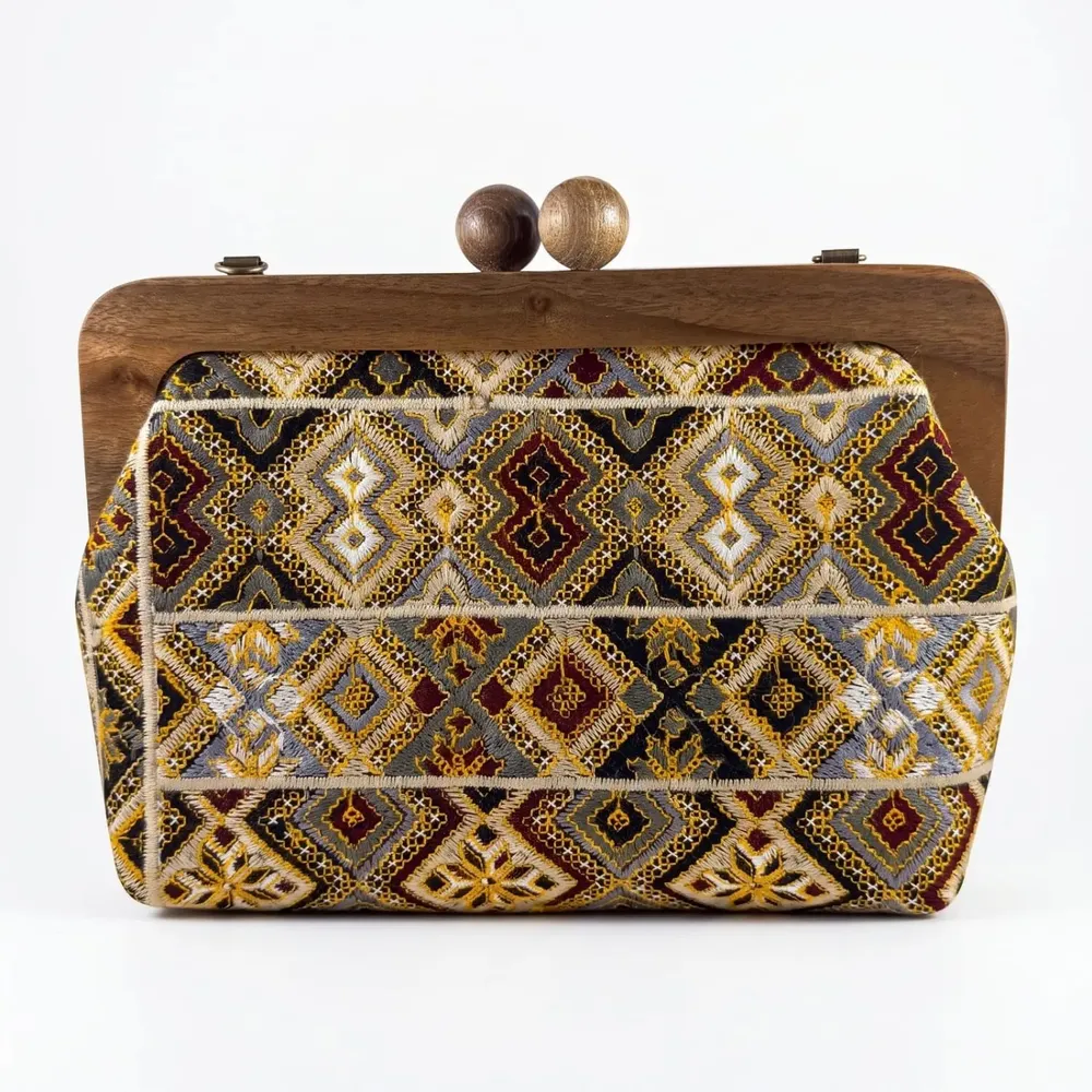 Sacs et cabas - Sac brodé baloutche ocre doré et gris avec cadre en bois de noyer - DASTHAA