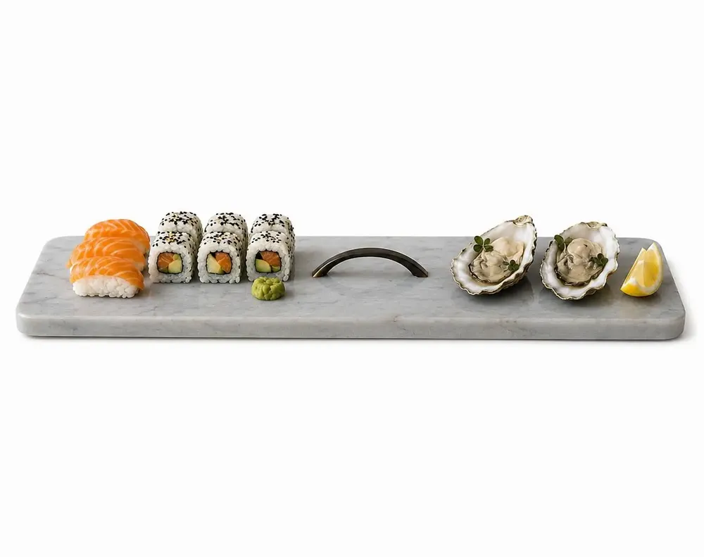 Plats et saladiers - Plateau de service en marbre avec poignée métallique –Élégance artisal - KALU CREATIONS
