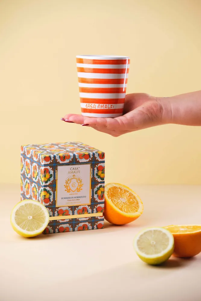 Parfums pour soi et eaux de toilette - SUMMER IN SORRENTO Bougie en Cire de Soja Peinte à la Main - Bergamote & Fleur d'Oranger 200g - CASA AMALFI