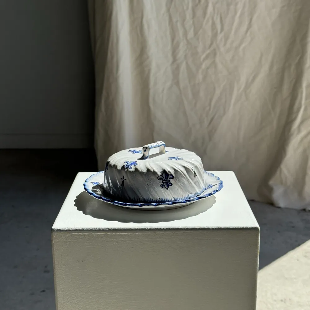 Plats et saladiers - Cloche à fromage en céramique à décor de fleurs de lys H7 D19 - OFFICE OBJETS