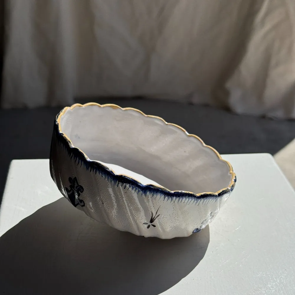 Plats et saladiers - Cloche à fromage en céramique à décor de fleurs de lys H7 D19 - OFFICE OBJETS
