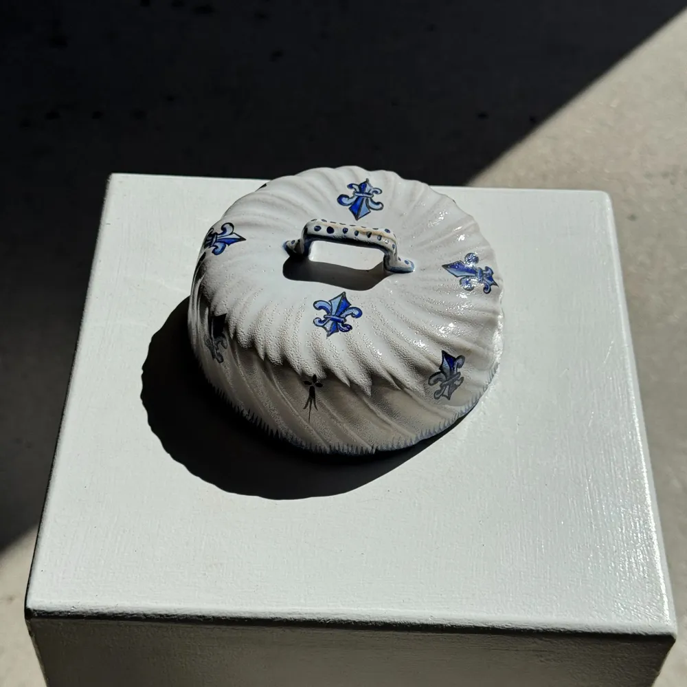Plats et saladiers - Cloche à fromage en céramique à décor de fleurs de lys H7 D19 - OFFICE OBJETS