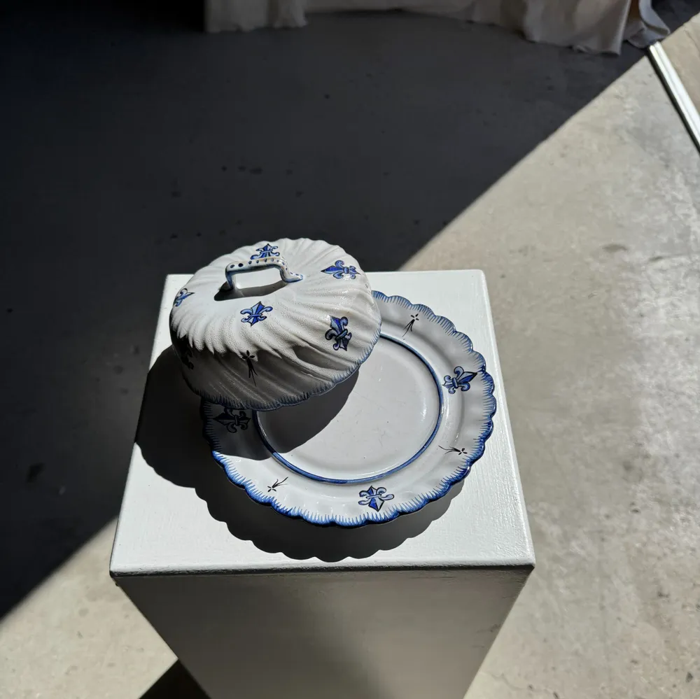 Plats et saladiers - Cloche à fromage en céramique à décor de fleurs de lys H7 D19 - OFFICE OBJETS