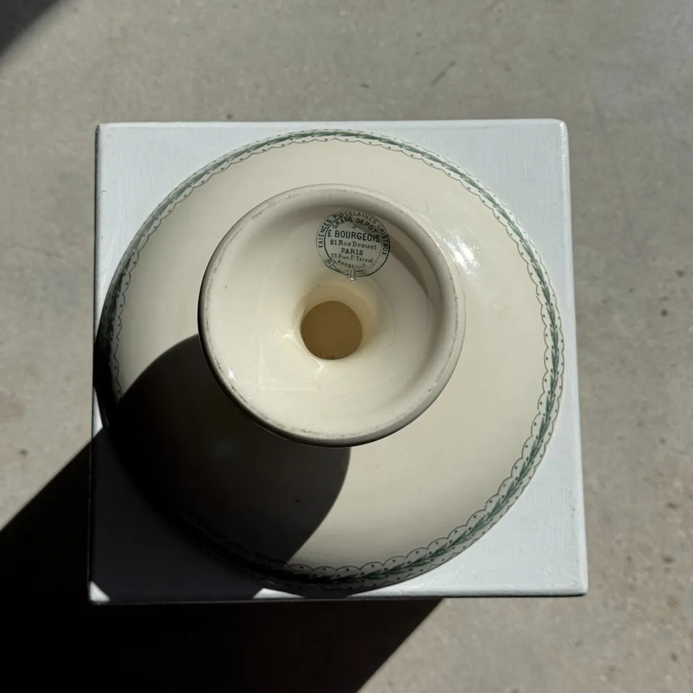 Plats et saladiers - Plat à piédouche en faïence frises végétales vertes H12 D24 - OFFICE OBJETS