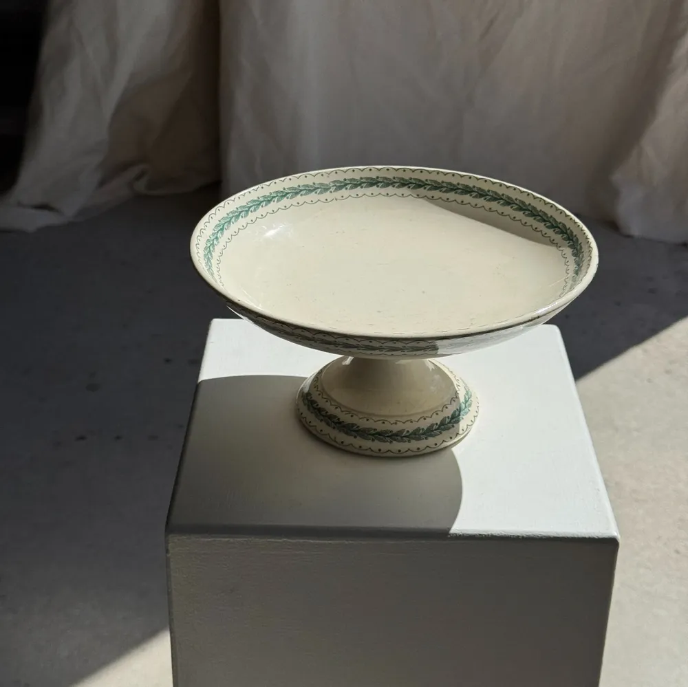 Plats et saladiers - Plat à piédouche en faïence frises végétales vertes H12 D24 - OFFICE OBJETS