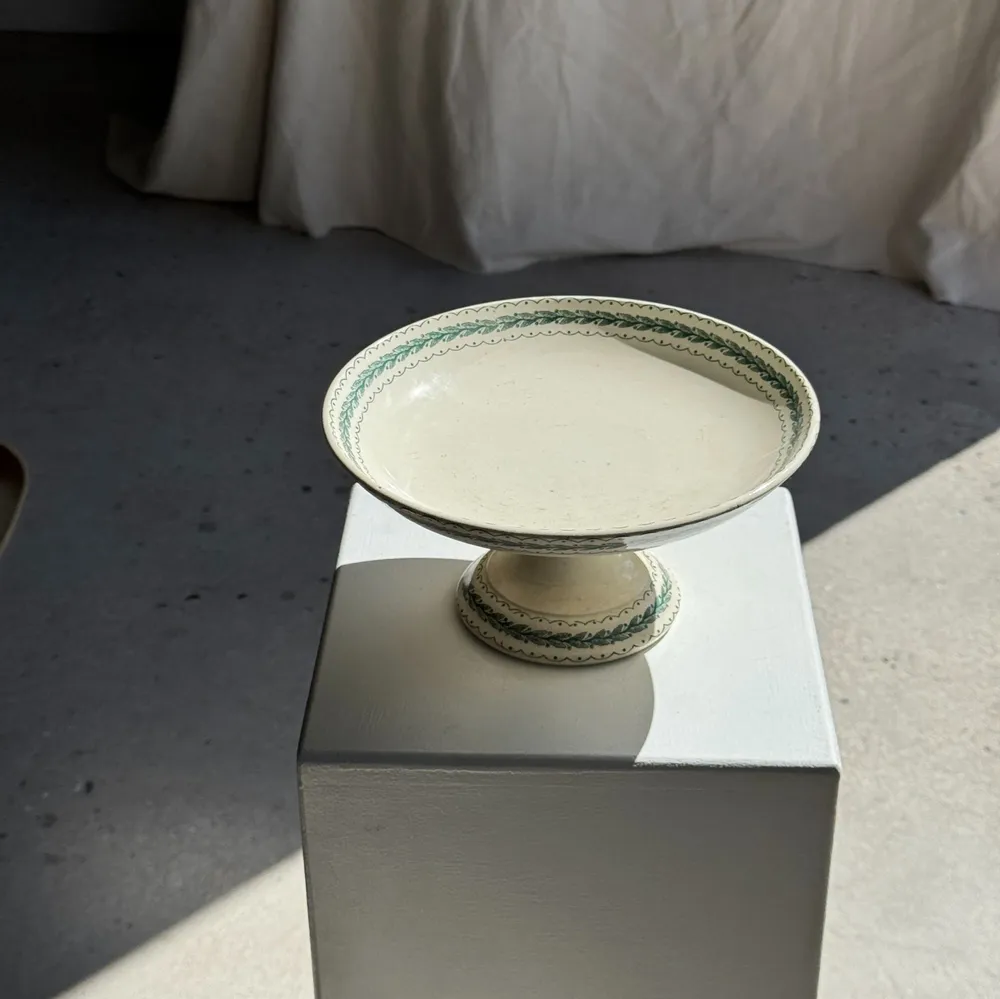 Plats et saladiers - Plat à piédouche en faïence frises végétales vertes H12 D24 - OFFICE OBJETS