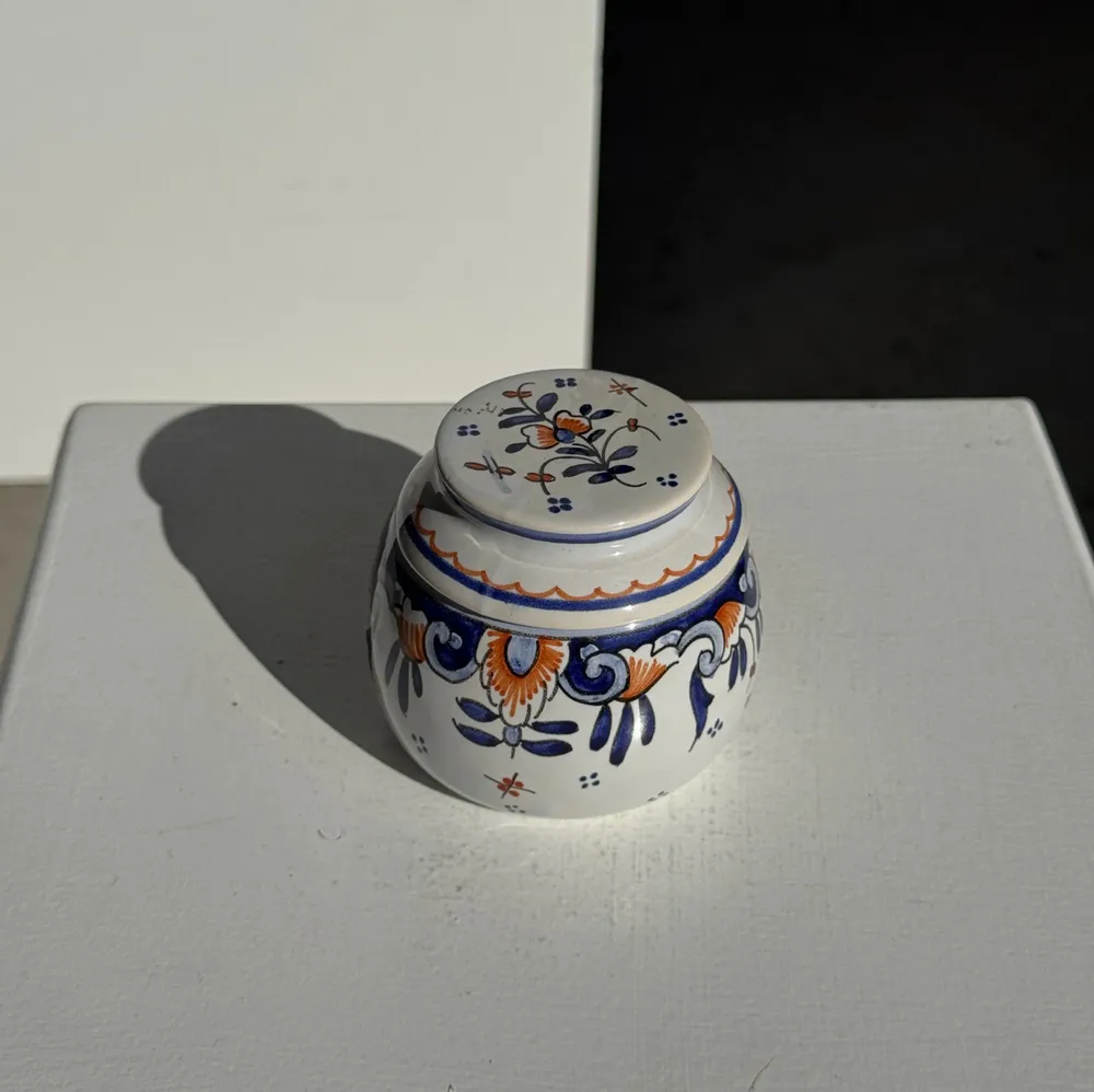 Bols - Petit beurrier à eau en faïence vintage motifs floraux bleus et orange - OFFICE OBJETS