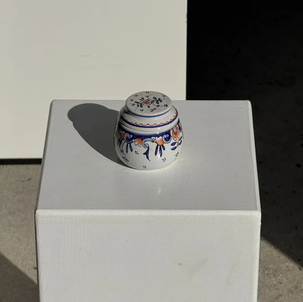 Bols - Petit beurrier à eau en faïence vintage motifs floraux bleus et orange - OFFICE OBJETS