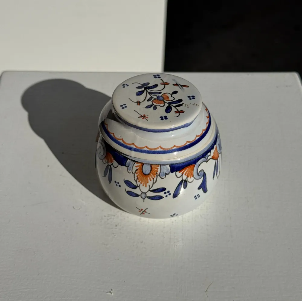 Bols - Petit beurrier à eau en faïence vintage motifs floraux bleus et orange - OFFICE OBJETS