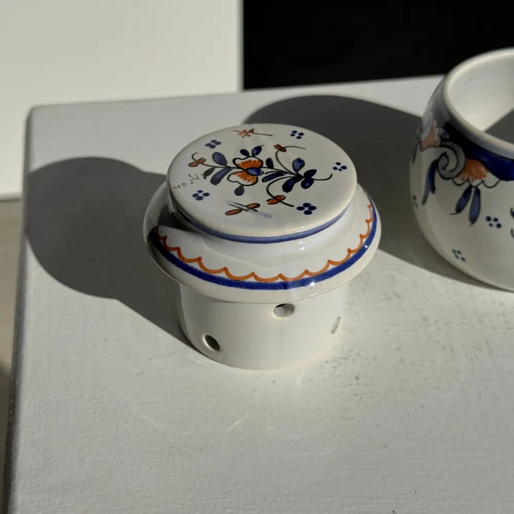 Bols - Petit beurrier à eau en faïence vintage motifs floraux bleus et orange - OFFICE OBJETS