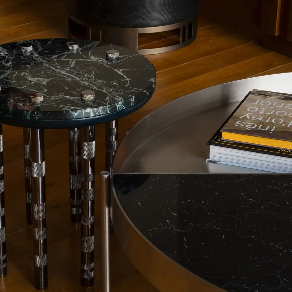 Tables pour hôtels - Table d'appoint ronde IPANEMA: Pieds: Laiton, Pleateau Chêne massif - DUISTT