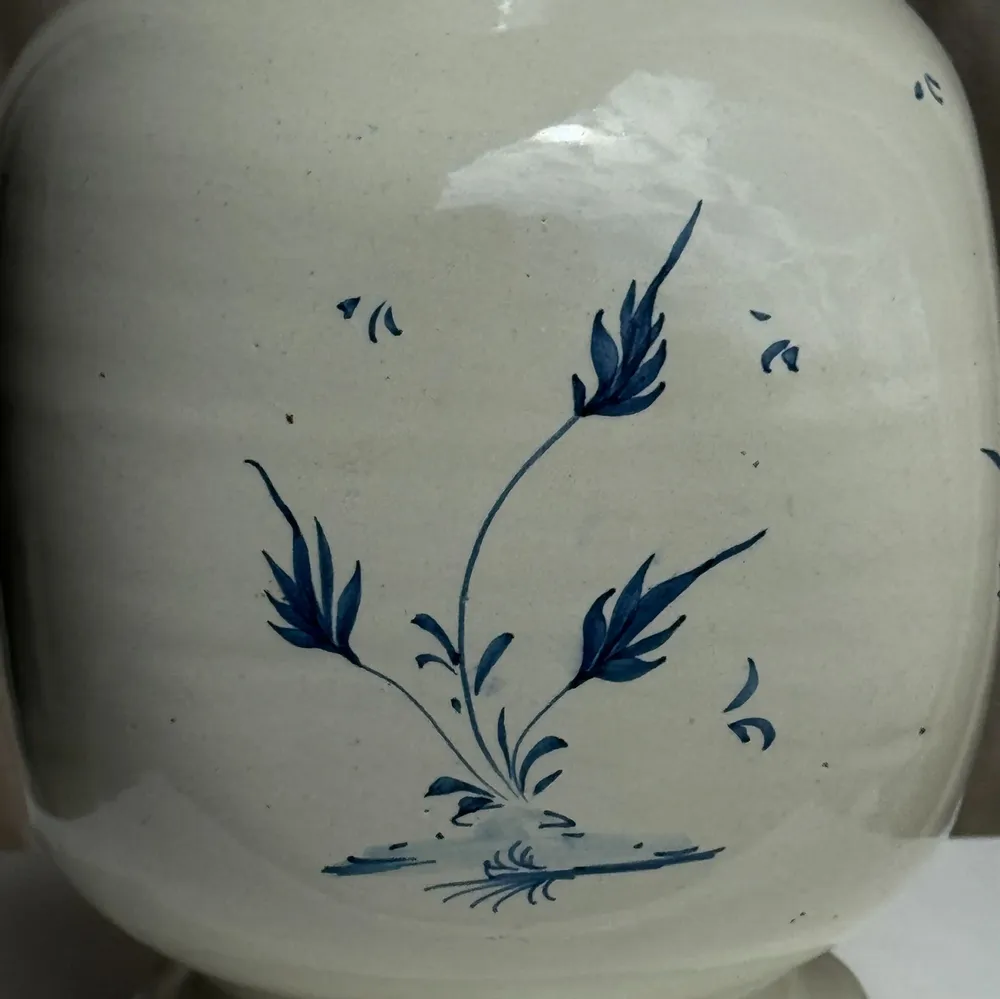 Vases - Grand vase en faïence blanche décor bleu O. HIPER H29 D15 - OFFICE OBJETS