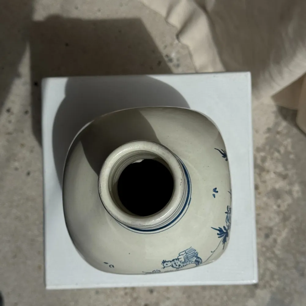 Vases - Grand vase en faïence blanche décor bleu O. HIPER H29 D15 - OFFICE OBJETS