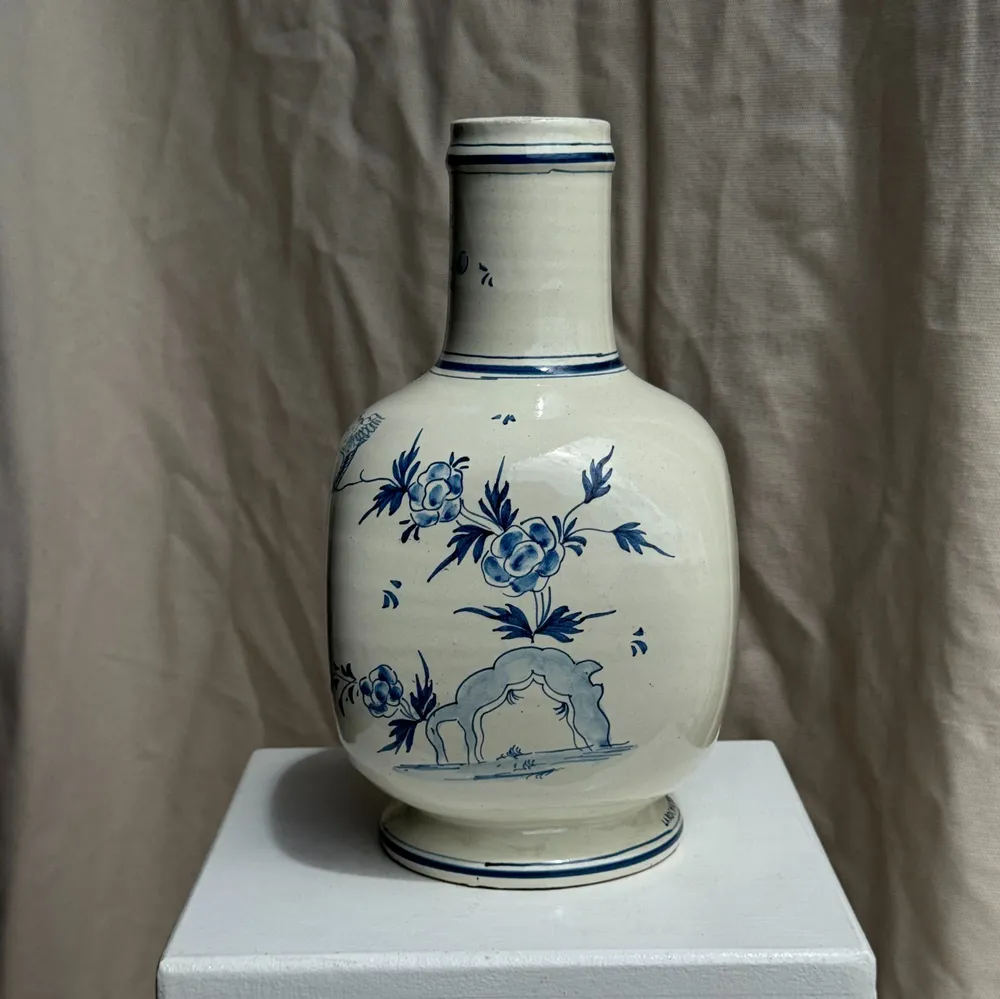 Vases - Grand vase en faïence blanche décor bleu O. HIPER H29 D15 - OFFICE OBJETS