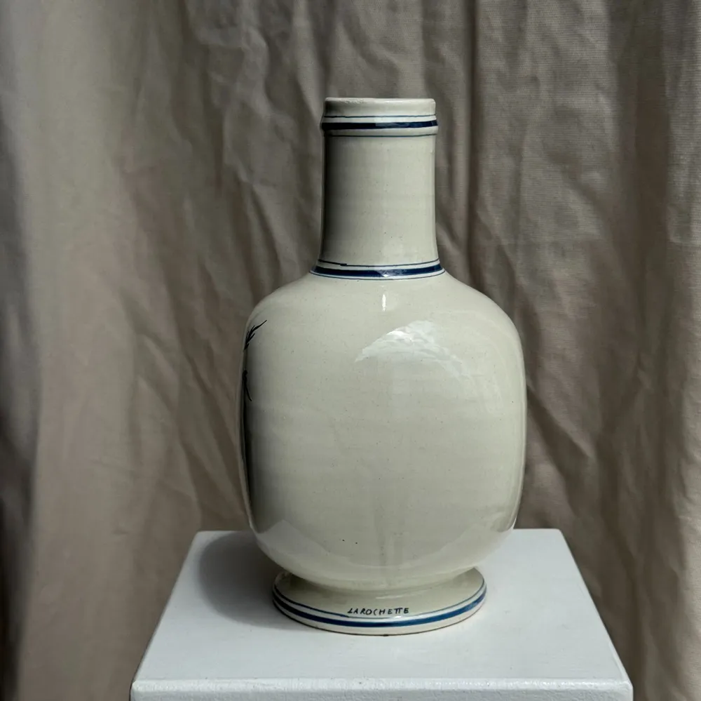 Vases - Grand vase en faïence blanche décor bleu O. HIPER H29 D15 - OFFICE OBJETS