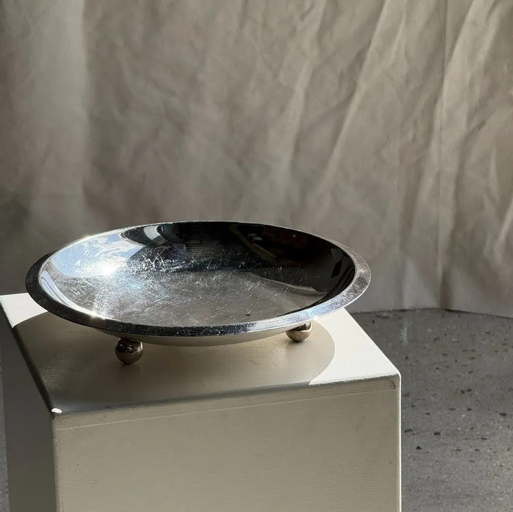 Platter and bowls - Cup on silver plated metal ball feet D30 H7 cm - OFFICE OBJETS