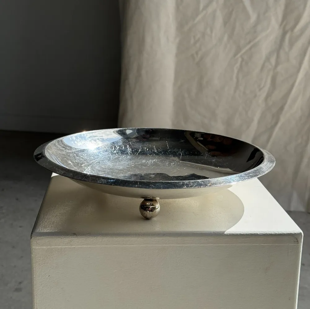 Platter and bowls - Cup on silver plated metal ball feet D30 H7 cm - OFFICE OBJETS