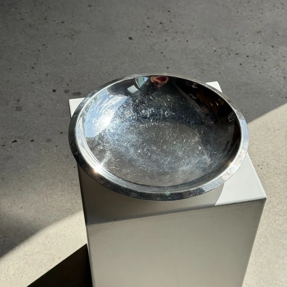 Platter and bowls - Cup on silver plated metal ball feet D30 H7 cm - OFFICE OBJETS