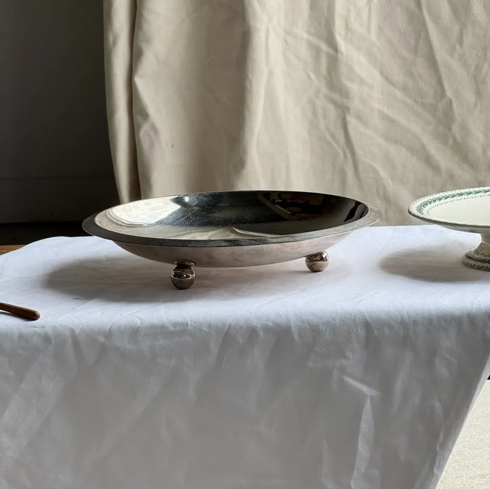 Platter and bowls - Cup on silver plated metal ball feet D30 H7 cm - OFFICE OBJETS