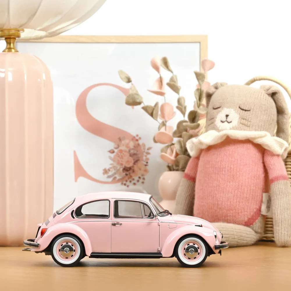 Cadeaux - Voiture miniature VW 1303 1973 Rose pastel cadeau de naissance 1/18 - NOREV