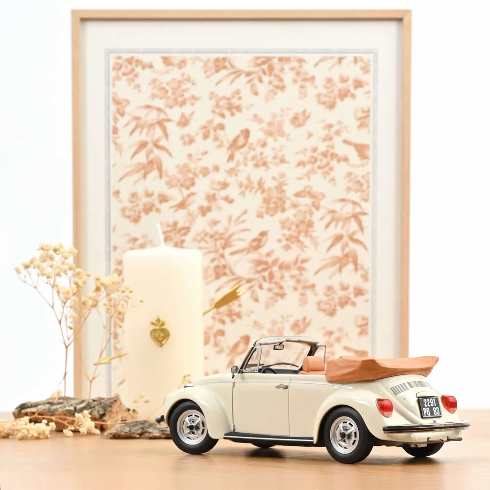 Cadeaux - Voiture miniature VW 1303 Cabriolet 1972 Blanc Crème 1/18 - NOREV