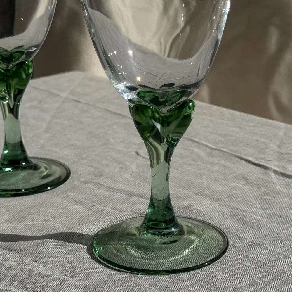 Verres à pied - Lot de 4 verres à pied vert vintage H16 - OFFICE OBJETS