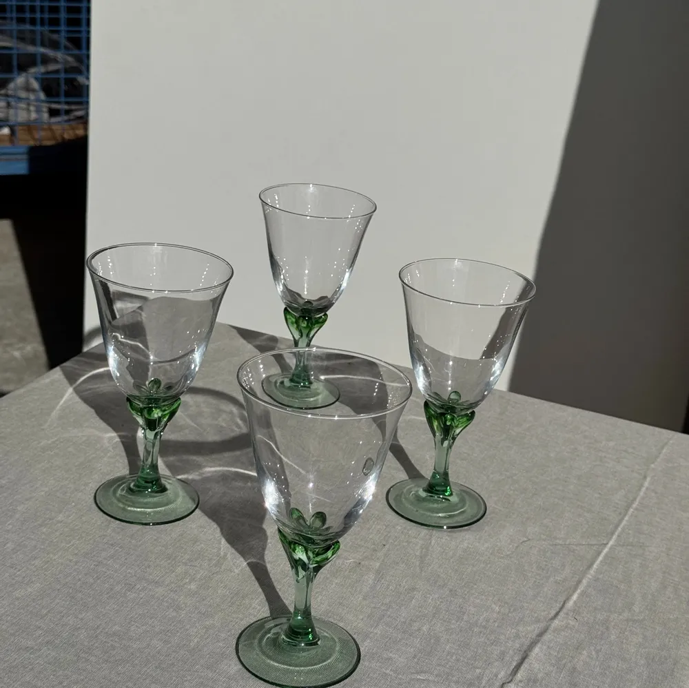 Verres à pied - Lot de 4 verres à pied vert vintage H16 - OFFICE OBJETS