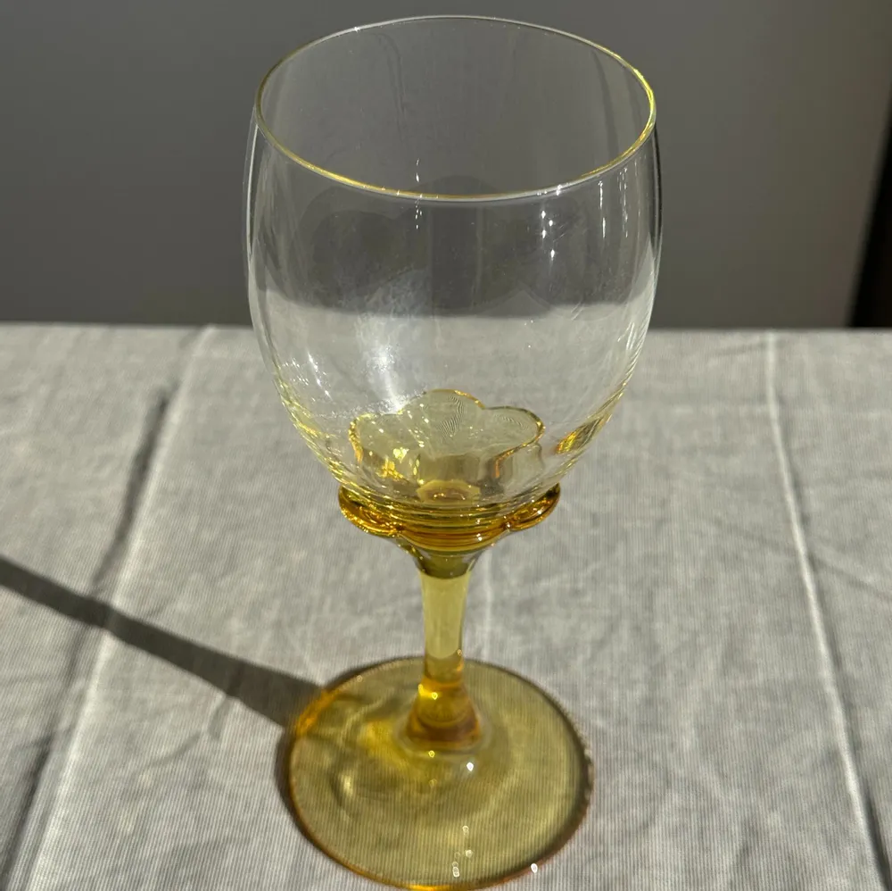 Verres à pied - Lot de 6 verres vintage à pied jaune : réunion de 4 grands et 2 petits - OFFICE OBJETS