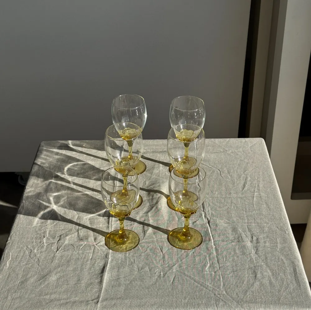 Verres à pied - Lot de 6 verres vintage à pied jaune : réunion de 4 grands et 2 petits - OFFICE OBJETS