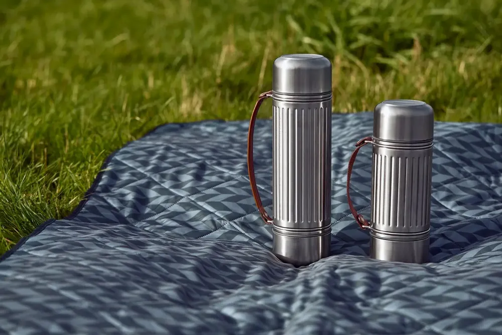 Coffee and tea - BLACK+BLUM Vacuum Flask| Stainless Steel Thermos with 2 Cups |1L|1.4L - BLACK+BLUM EUROPE