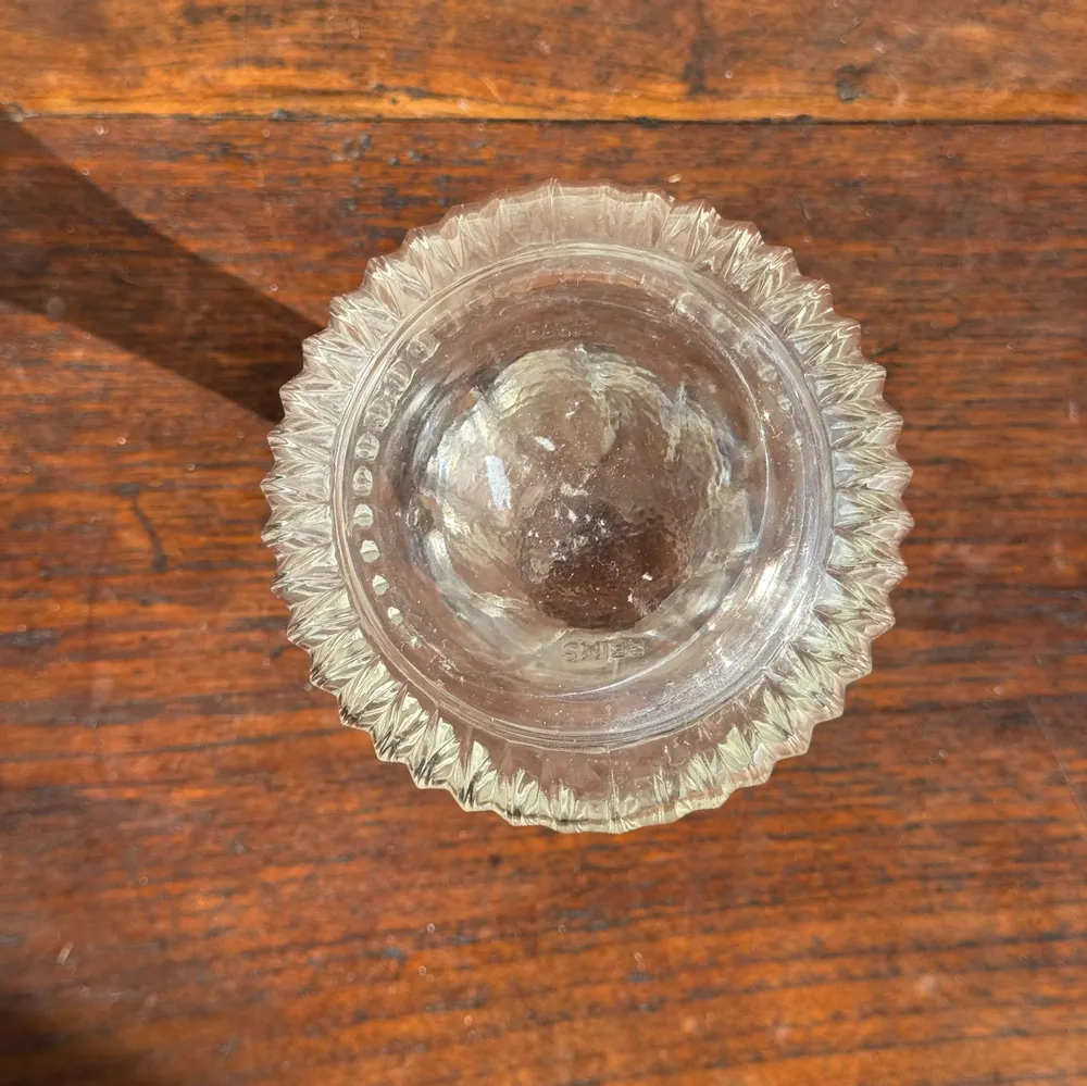 Carafes - Carafe vintage panse ronde en verre moulé à bouchon de liège H27 - OFFICE OBJETS