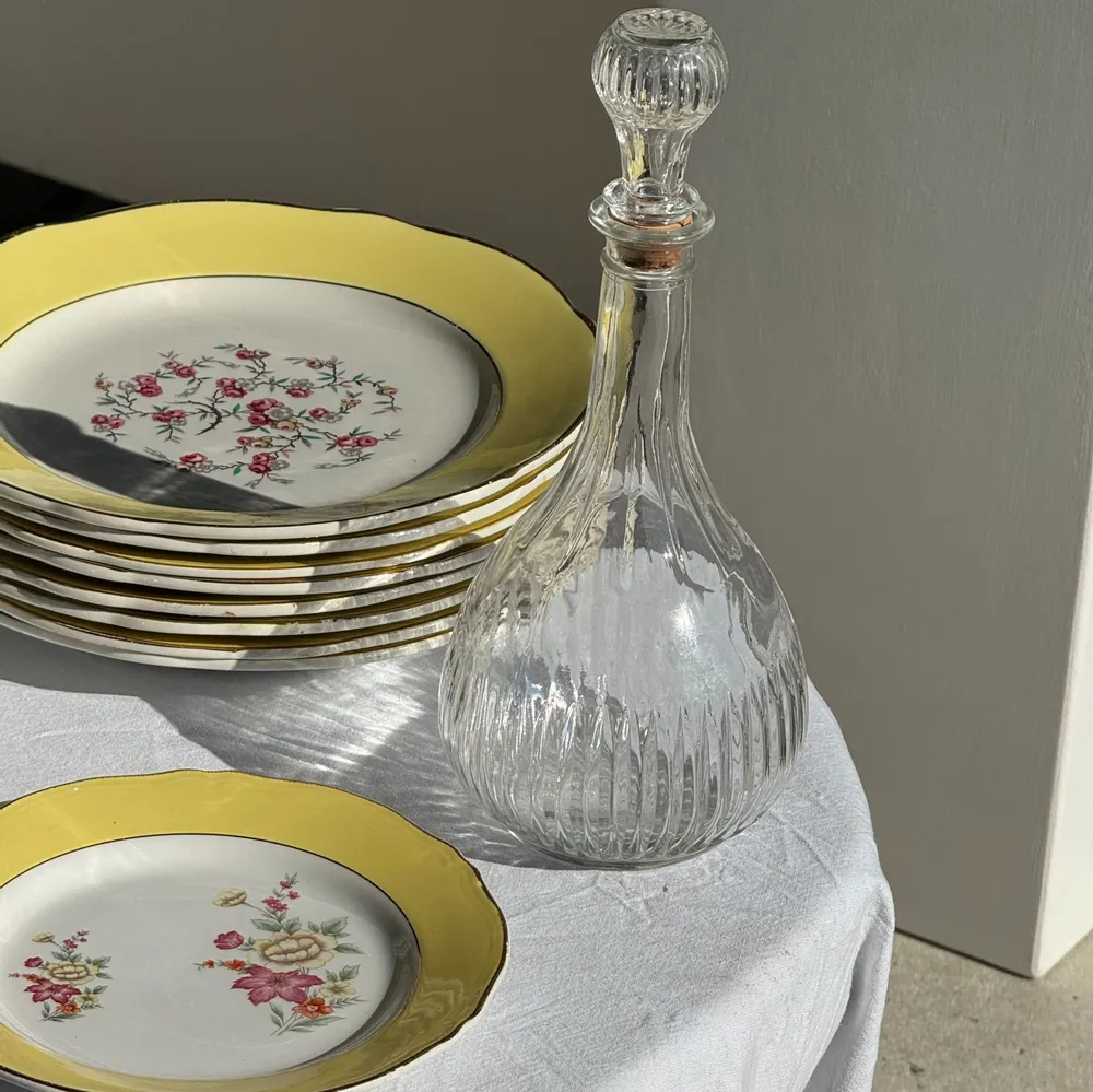 Carafes - Carafe vintage panse ronde en verre moulé à bouchon de liège H27 - OFFICE OBJETS