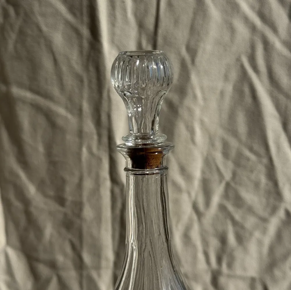 Carafes - Carafe vintage panse ronde en verre moulé à bouchon de liège H27 - OFFICE OBJETS