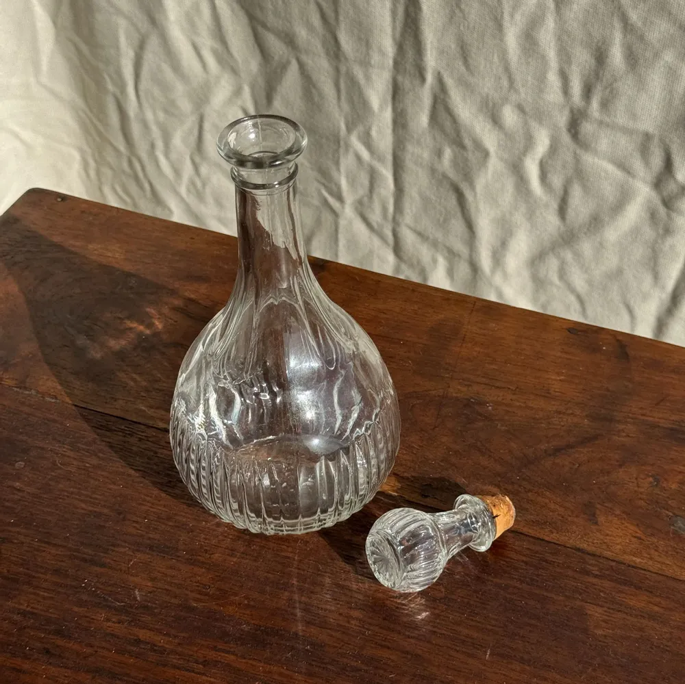 Carafes - Carafe vintage panse ronde en verre moulé à bouchon de liège H27 - OFFICE OBJETS