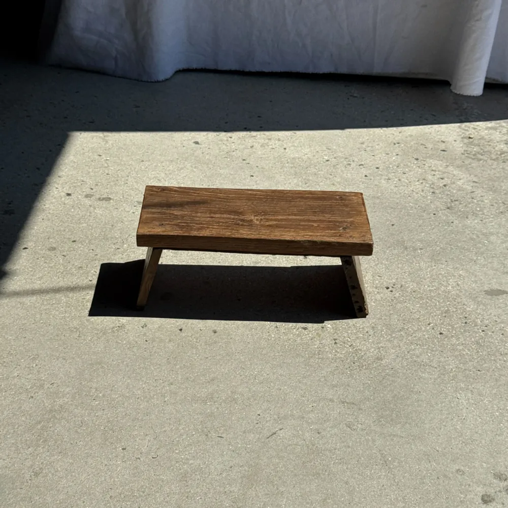 Footrests - Small low bench in ancient teak from Indonesia H16 W39 - OFFICE OBJETS